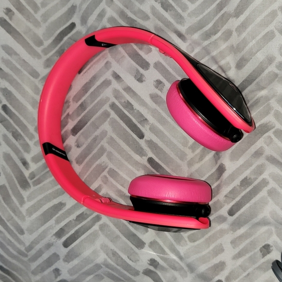 Monster DNA Pink & Black Headphones - Picture 4 of 14